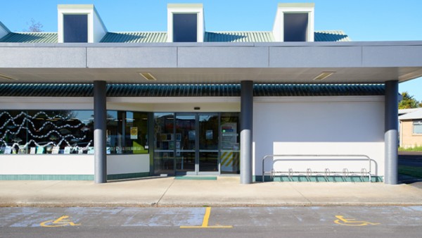 The entrance to Hillcrest Library is available is right next to accessible parking spaces.